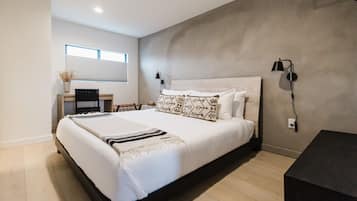 Escritorio, wifi gratis y ropa de cama