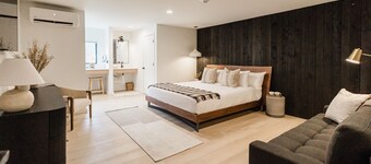 Wonderstone Hotel - Single King + Sleeper Sofa Guest Room