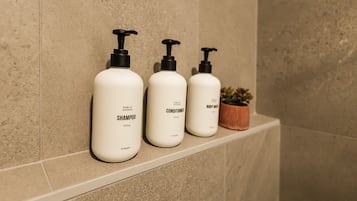 Secador de pelo, toallas