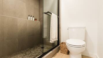 Secador de pelo, toallas