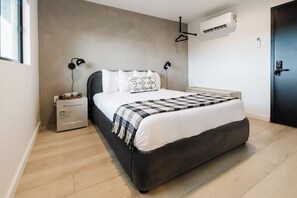 Desk, free WiFi, bed sheets - Wonderstone Hotel - Single King Micro Guest Room (Columbia Falls)