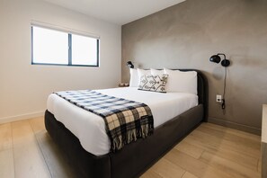 Desk, free WiFi, bed sheets - Wonderstone Hotel - Single King Micro Guest Room (Columbia Falls)