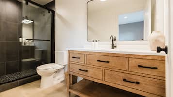 Secador de pelo, toallas