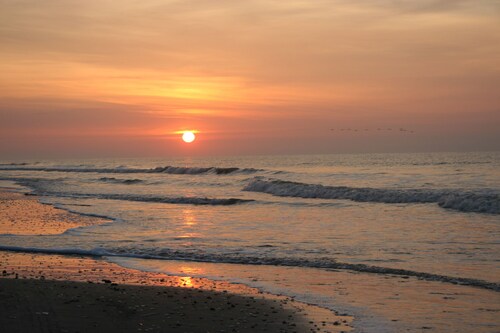 Great ocean views! Oversized deck, quiet neighborhood and 2 min. walk to beach!