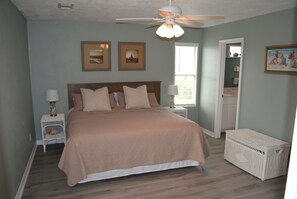 3 室のベッドルーム、アイロン / アイロン台、WiFi (無料)、ベッドシーツ