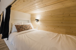 1 bedroom, desk, free WiFi, bed sheets - Wonderstone Bunkhouse (Individual Bed) (Columbia Falls)