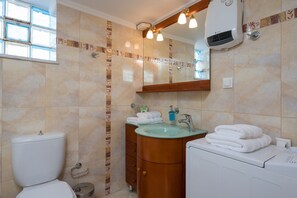 Sèche-cheveux, serviettes fournies, savon, shampoing