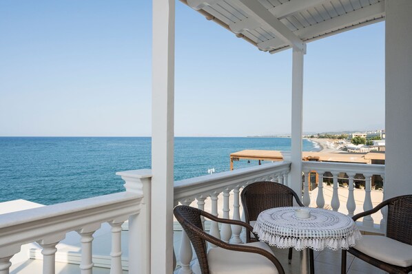Outdoor dining - Kyma beach accommodation/Poseidon apartment/6 guests (Kolymvari,Chania,Crete)