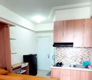 Studio, Balcony | Private kitchen | Fridge, cookware/dishes/utensils, eco-friendly cleaning products - Apartemen Green Pramuka By AHF Pro (Jakarta)