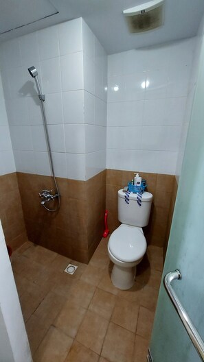 Studio, balcon | Salle de bain
