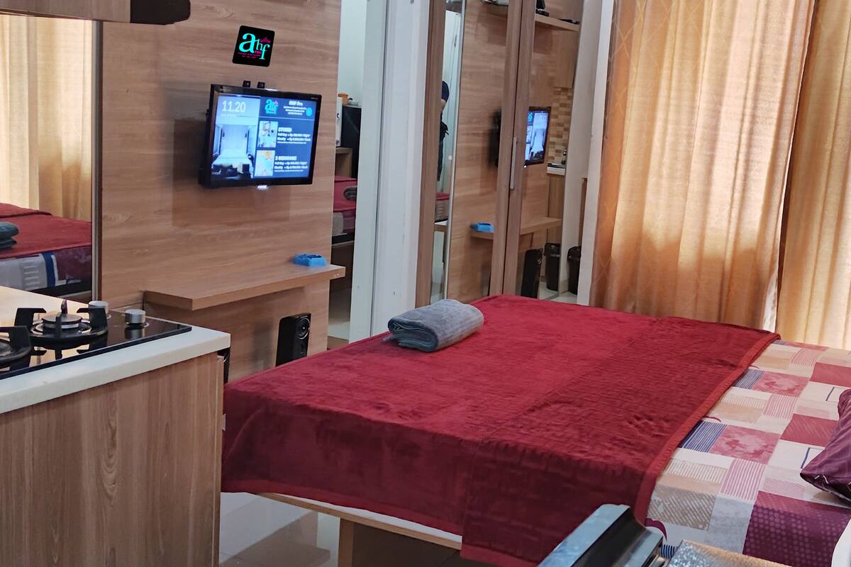 Estudio, balcón | 1 habitación, decoración personalizada, muebles diferentes y escritorio