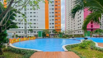 Una piscina al aire libre, sombrillas