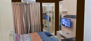 1 habitación, cubrecamas, decoración personalizada y muebles diferentes 