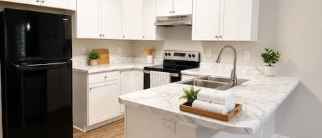 Coffee/tea maker, fridge, microwave, oven