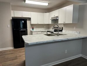 Een koelkast, een magnetron, een oven, een kookplaat