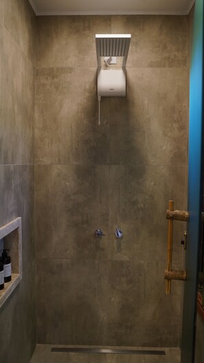 Een douche, een haardroger, handdoeken, zeep