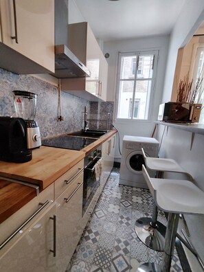 Réfrigérateur, micro-ondes, four, plaque de cuisson