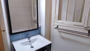 Sèche-cheveux, serviettes fournies, savon, shampoing