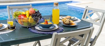 Vilamoura: Retreat with Heatable Pool & BBQ