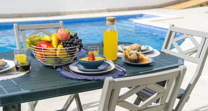 Vilamoura: Retreat with Heatable Pool & BBQ