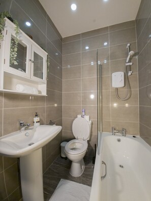 Bathroom - Cosmeston Cwtch (2 beds) (Cardiff)
