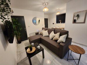 TV - ApartHotel - Flat 5 (2 bed) (Cardiff)