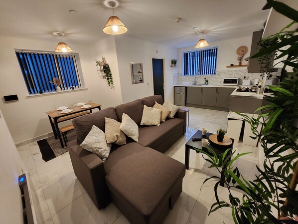 TV - ApartHotel - Flat 5 (2 bed) (Cardiff)