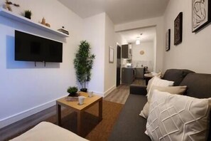 TV - ApartHotel - Flat 2 (1 bed) (Cardiff)