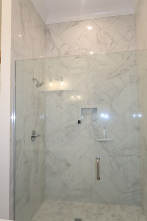 Shower, hair dryer, towels, soap - Luxury townhome near LSU and L’Auberge Casino (Baton Rouge)