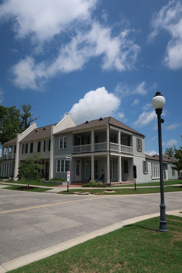 Exterior - Luxury townhome near LSU and L’Auberge Casino (Baton Rouge)