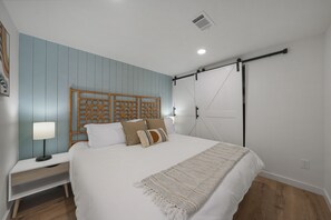 1 sovrum, skrivbord, strykjärn/strykbräda och wi-fi