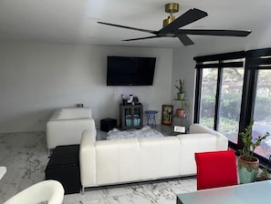 TV connectée, lecteur de DVD, livres, écrans d'ordinateur