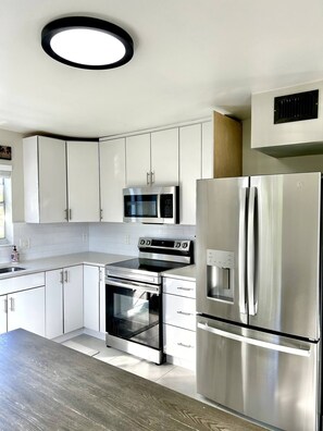 Kylskåp, mikrovågsugn, ugn och spishäll