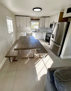 Kylskåp, mikrovågsugn, ugn och spishäll