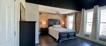 Historic Skylight Studio - 1 Bedroom Apartment