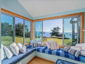 4 bedrooms, WiFi, bed sheets - The Grandstand - Hahei Holiday Home (Hahei)