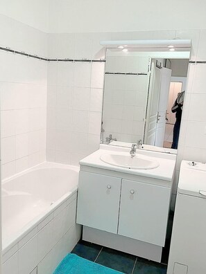 Haartrockner, Handtücher, Seife, Shampoo