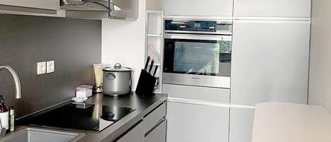 Frigorifero, microonde, piano cottura, lavastoviglie