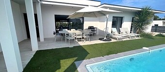 Superbe Villa Avec Piscine Chauffée et Proche de la Plage