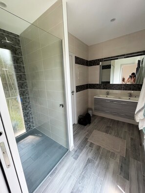 Chuveiro, secador de cabelo, papel higiênico