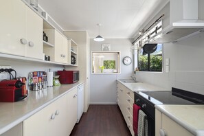 Kylskåp, mikrovågsugn, diskmaskin och kaffe- och tebryggare