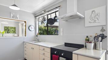 冷蔵庫、電子レンジ、食器洗い機、コーヒー / ティーメーカー