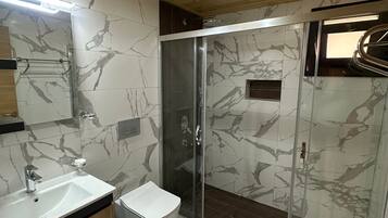 淋浴花灑、吹風機、拖鞋、肥皂