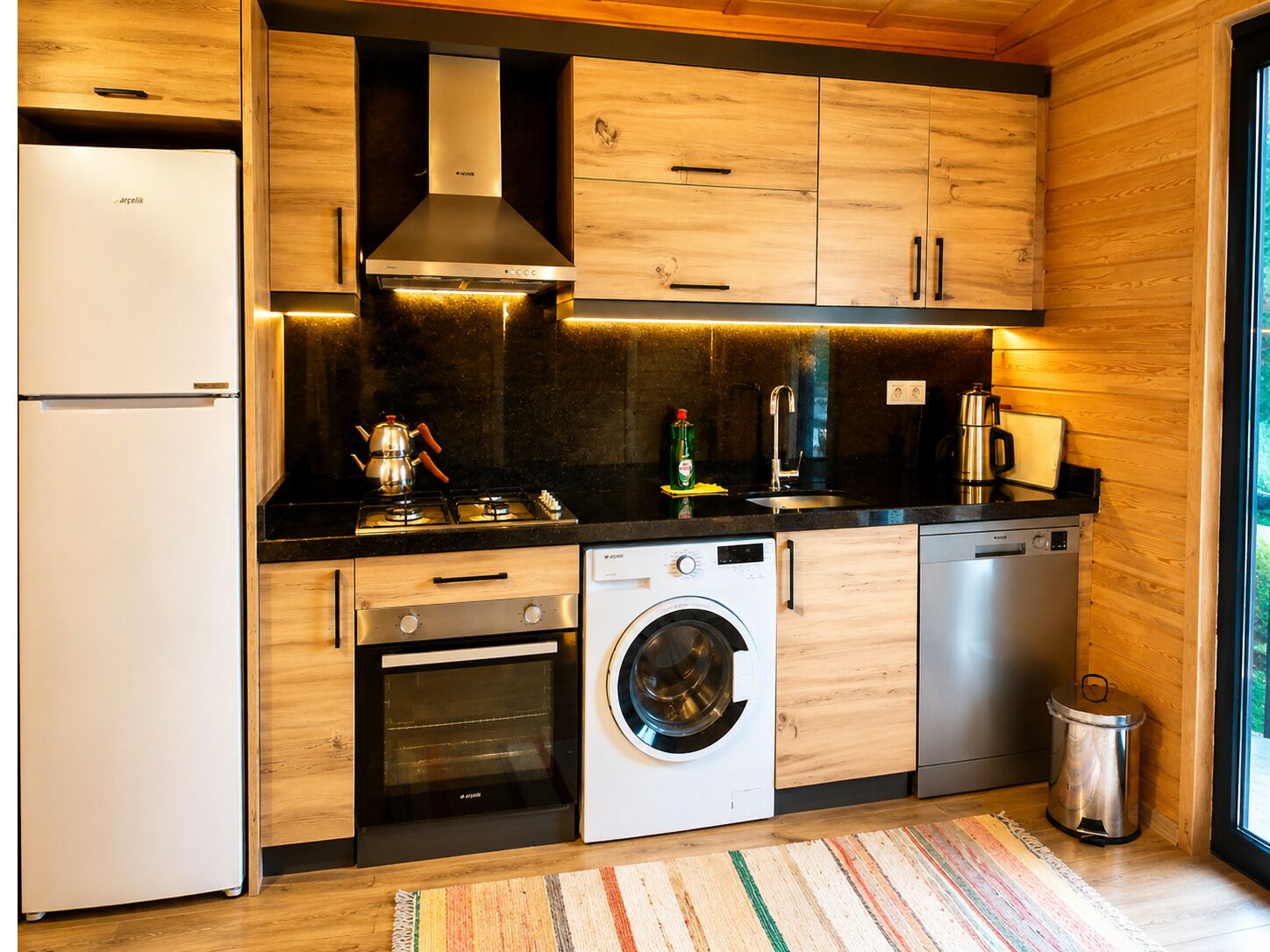 Full-size fridge, microwave, oven, dishwasher