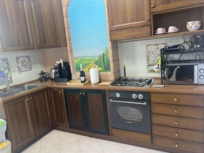 冷蔵庫、電子レンジ、オーブン、コンロ