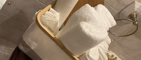 Amenidades de baño gratuitas, secadora de cabello, toallas, jabón