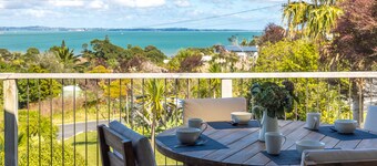 Surfdale Sunspot: Spa Escape Waiheke