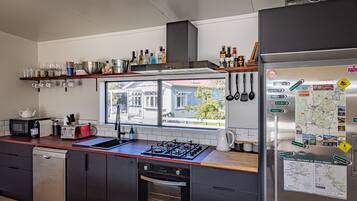 Refrigerador, microondas, lavavajillas y cafetera y tetera