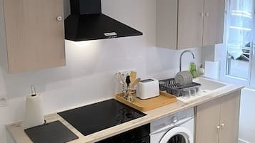 Kühlschrank, Mikrowelle, Ofen, Herdplatte