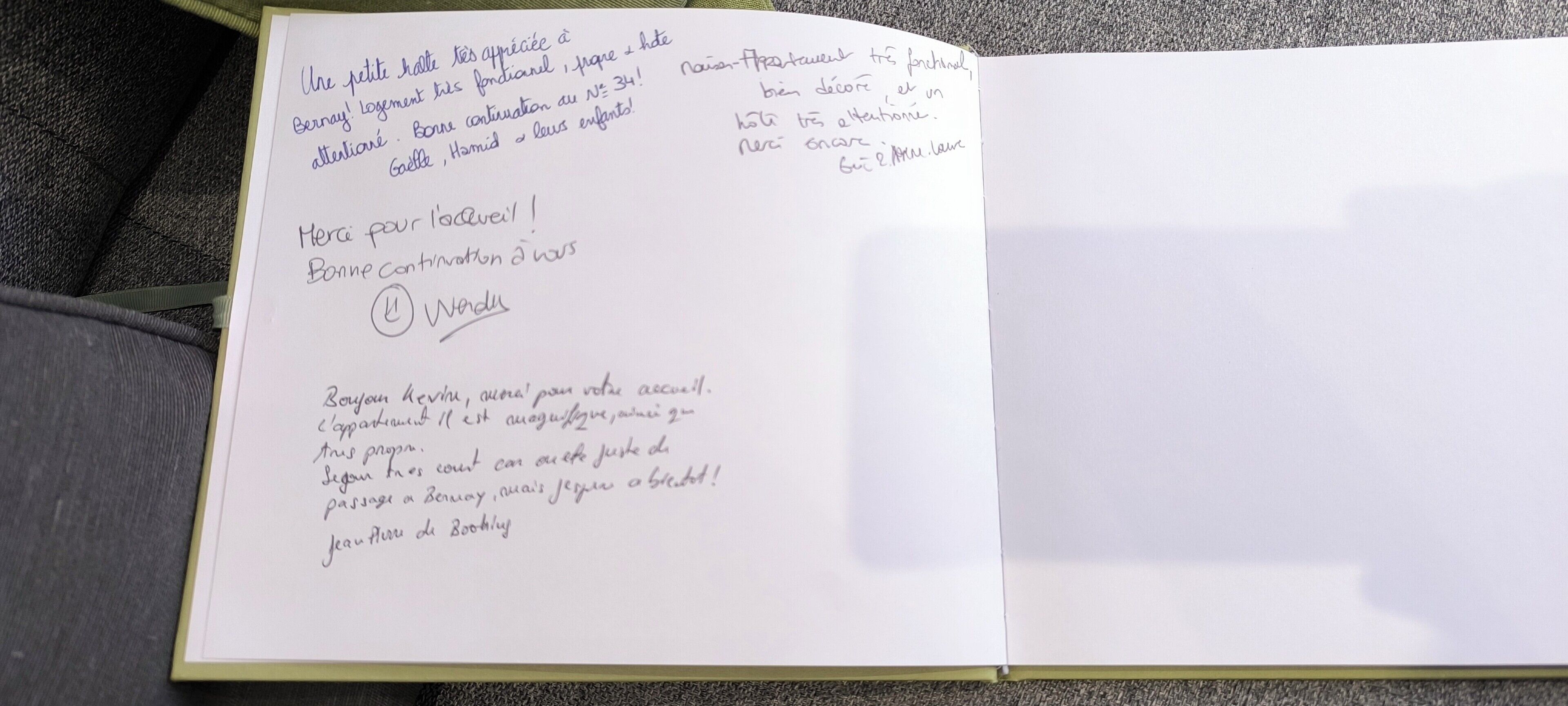 A handwritten note on a page of a book, with text in French.